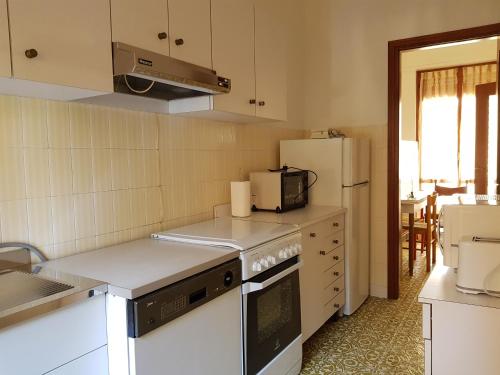 eine Küche mit einem Herd und einem Kühlschrank in der Unterkunft San Lorenzo Grande in San Lorenzo al Mare