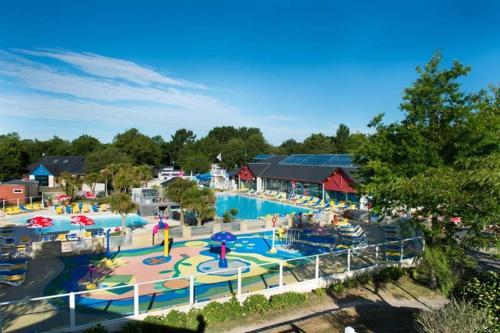 - une vue sur un grand parc aquatique dans l'établissement Mobile Home dans Domaine de Kerlann, à Pont-Aven