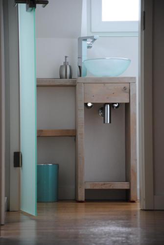 een badkamer met een wastafel en een spiegel bij Glück Auf im Pott in Bottrop