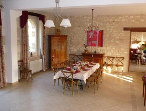 une salle à manger avec une table et des chaises dans l'établissement Domaine de la Maison Neuve, à Saint-Jean-Saint-Germain
