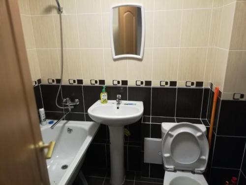 イヴァノヴォにあるПАРИЖСКОЙ КОММУНЫ 41の小さなバスルーム(洗面台、トイレ付)