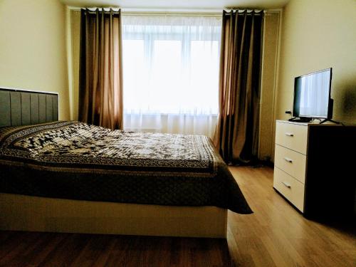 イヴァノヴォにあるПАРИЖСКОЙ КОММУНЫ 41のベッドルーム(ベッド1台、テレビ、窓付)