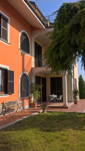 a building with a bench in front of it at Il Girasole in Strevi