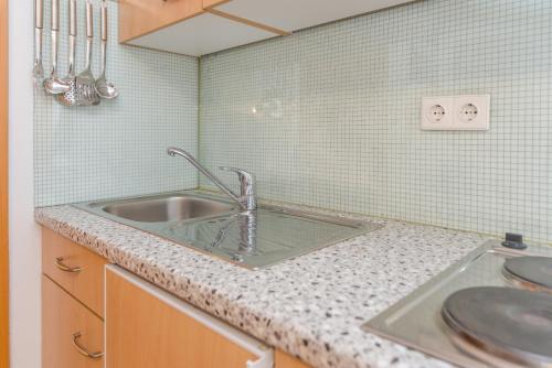 uma cozinha com um lavatório e uma bancada em Sun studio apartman em Zadar