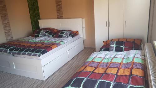 1 dormitorio con 2 camas individuales una al lado de la otra en Kids' Paradise House, en Balatonboglár