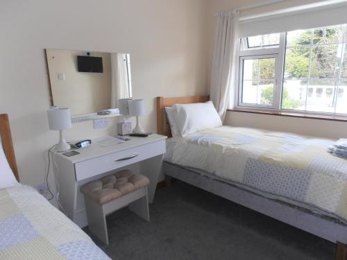 Un pat sau paturi într-o cameră la Larkfield House B&B