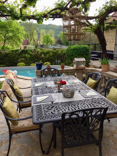 - une table à manger avec un ours en peluche dans l'établissement La Belle Demeure proche Sarlat, à Saint-Cybranet