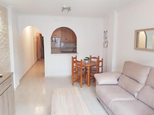 sala de estar con sofá y mesa en SAL -Estudio a 200m de la playa del Cura en Torrevieja