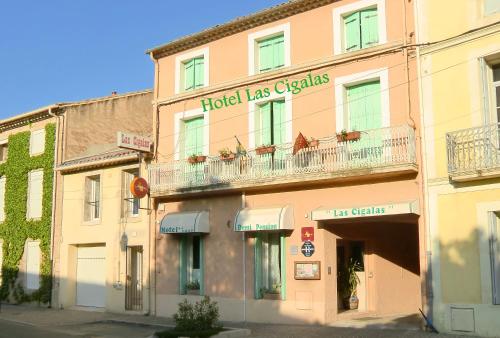 un edificio con un cartel de hotel las casitas en él en Hotel Las Cigalas, en Villeneuve-lès-Béziers