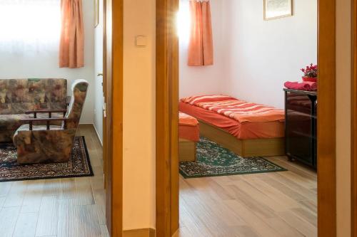 Una cama o camas en una habitación de Alton garni hotel
