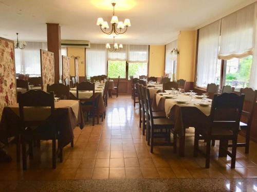 A restaurant or other place to eat at Hotel Rural Nova Ruta
