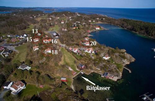 een luchtzicht op een klein eiland in het water bij Kjekstadveien 22 Homborsund in Jordtveit