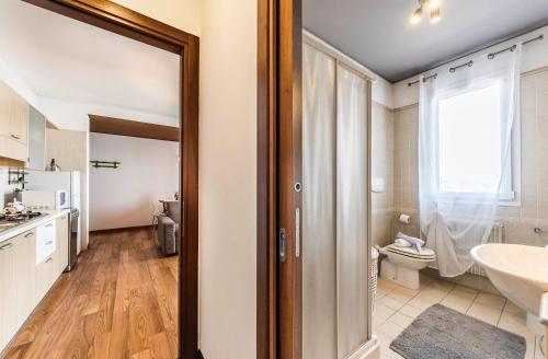 un baño con inodoro y lavabo en Novalesi Apartment, en Noale