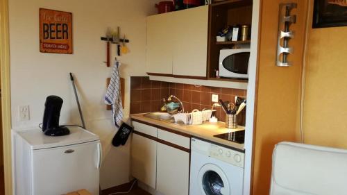ポルティシオにあるpaesoluの小さなキッチン(洗濯機、電子レンジ付)