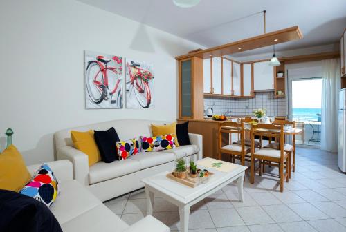 uma sala de estar com um sofá e uma mesa em Sea Daffodil apartments em Kissamos