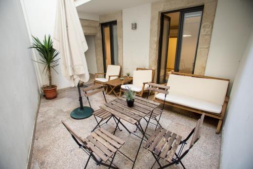een woonkamer met stoelen en een tafel en een bank bij LivingPorto Apartments by Porto City Hosts in Porto