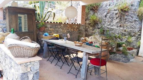 een buitenkeuken met een tafel en een aantal planten bij Ancient estate "Il Trignano" in Vietri