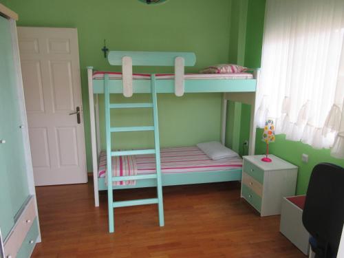 Litera con escalera en una habitación en Toula Apartment, en Litóchoron