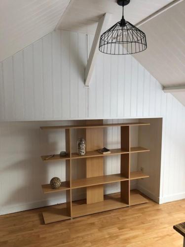 une étagère dans le coin d'une pièce dans l'établissement Villa Coquelicot Industriel, au Tréport