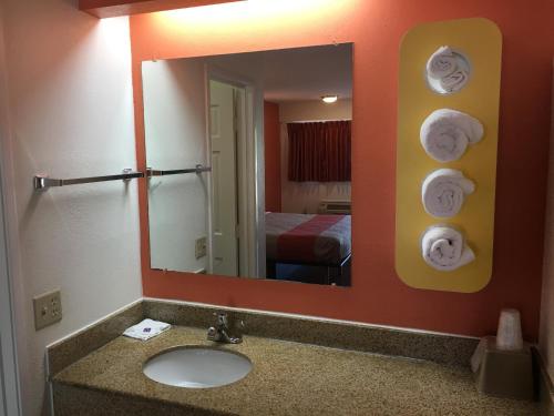 y baño con lavabo y espejo. en Motel 6-Richmond, VA - Midlothian Turnpike, en Richmond