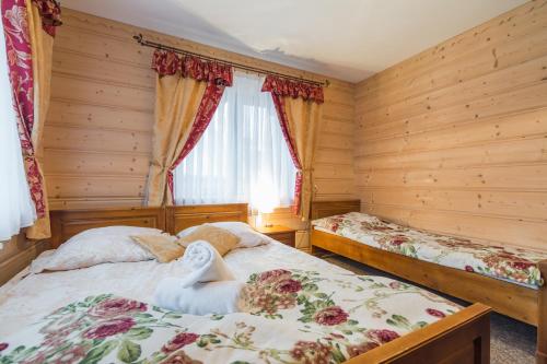 Postel nebo postele na pokoji v ubytování Pokoje Gościnne "U Elżbiety" 2 przy stoku narciarskim