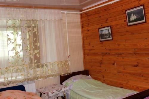 ジヴェエヴォにあるДвухэтажный коттеджのベッドルーム(ベッド1台、窓付)