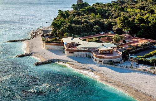 una vista aérea de un complejo en la playa en Fortino Napoleonico, en Ancona