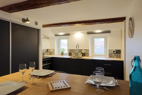 A kitchen or kitchenette at Le Relais DUCAL - Appartements d'Hôtes Vieille Ville