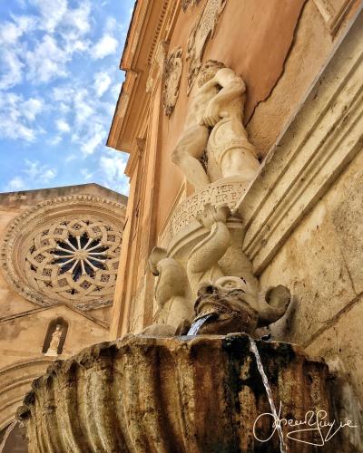a stone statue on the side of a building at Albergo Ristorante Saverino in Valderice