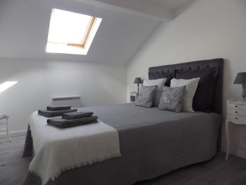 凡爾賽的住宿－Les Tournelles，白色卧室设有一张大床和窗户