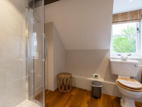 ウィンチカムにある14 Vineyard Streetのトイレとガラスのシャワー付きのバスルーム