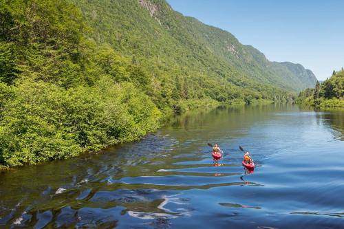 two people in kayaks on a river in a valley at Cottage Jacques Cartier in Stoneham