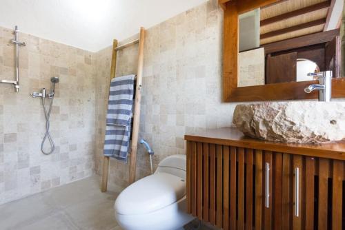 een badkamer met toilet en wastafel bij Villa Puri Burung in Canggu