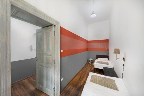 una camera con due letti e una porta aperta di Karma Boutique Apartments a Budapest