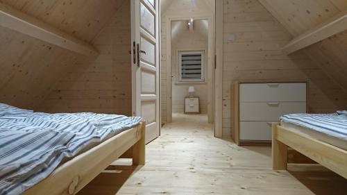 מיטה או מיטות בחדר ב-Domeczki Blaneczki