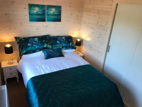 una camera con un letto in una stanza con due lampade di Lunecliffe Country lodge-Lancaster Gateway to the Lakes a Lancaster