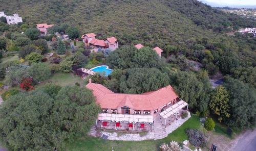 Luftaufnahme eines großen Hauses auf einem Hügel in der Unterkunft Complejo Pasos Malos in Merlo