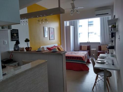 una cucina e un soggiorno con un letto in una camera di Nice Studio in Copacabana a Rio de Janeiro