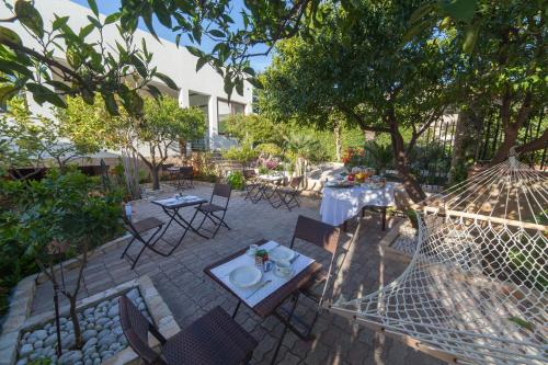 a patio with a table and chairs and a fence at Amaka in Custonaci