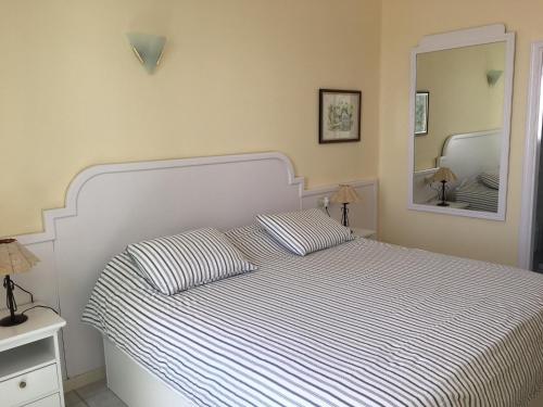 En eller flere senge i et værelse på Apartamentos Rocas del Mar