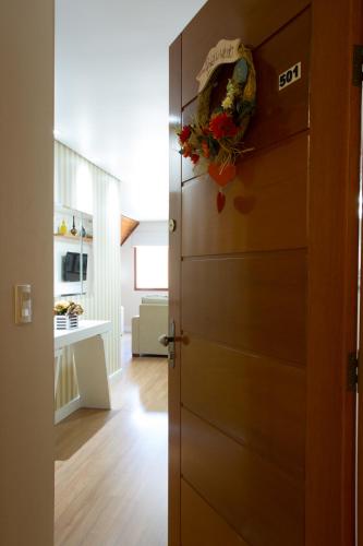 a door with a wreath on it in a room at Ótima Localização e Vista da Cidade in Gramado