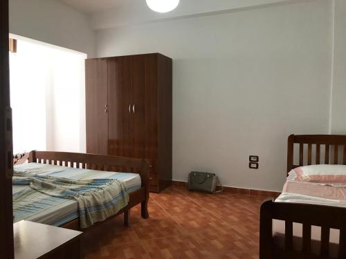 En eller flere senger på et rom på Himara Apartment