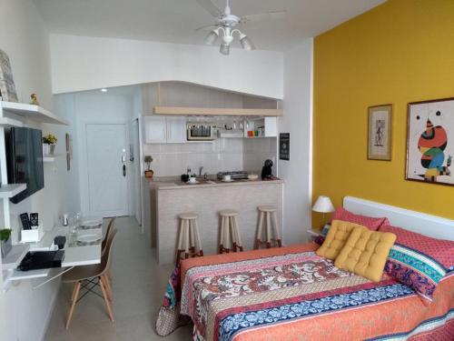 una camera con letto e cucina di Nice Studio in Copacabana a Rio de Janeiro