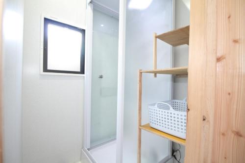 a small room with a window and a shelf at Ikkyu For Backpackers 19 in Hitoyoshi