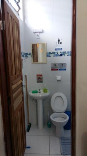 Bilik mandi di Pousada Recanto Dom Lázaro