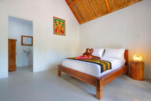 1 dormitorio con 1 cama en una habitación en Dangin Kubu Bungalow, en Nusa Penida