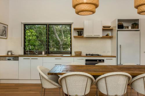 A kitchen or kitchenette at A SWEET ESCAPE - Alcorn House