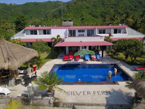 einen Luftblick auf ein Resort mit einem Pool in der Unterkunft Silver Fern Beach Retreat in Sekotong
