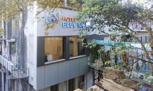 un edificio con una señal azul en el costado. en Treebo Trend Blue Moon Powai en Bombay