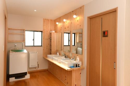 ein Badezimmer mit zwei Waschbecken und einem großen Spiegel in der Unterkunft Minshuku Nishidomari in Tsushima